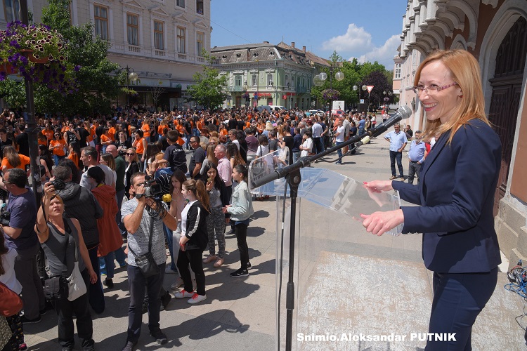 Матуранте је у име града поздравила градоначелница Драгана Митровић