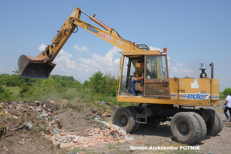 Уклањање дивље депоније у Влајковцу